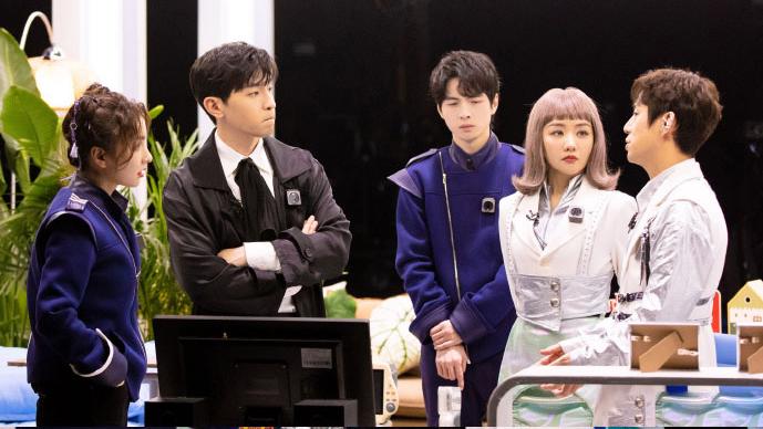 张若昀|张若昀成游戏王者，邓伦变高冷阔少，杨蓉成了“不秃头”程序员