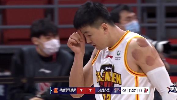 顾全|CBA广告板又伤人！顾全膝盖被砸中引热议，名记质疑：真不能改？