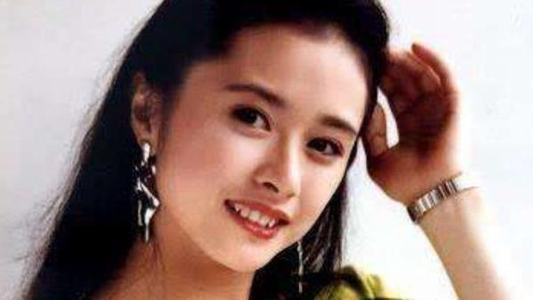 何美钿|“清纯玉女”何美钿：连吴彦祖都为她如痴如醉，47岁仍是单身一人