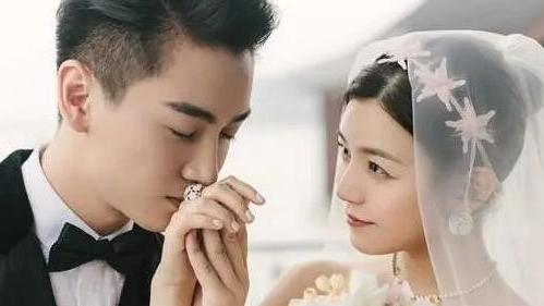 陈妍希|39岁陈妍希晒美照宣布复工，肤白貌美似少女，谁还敢说配不上陈晓