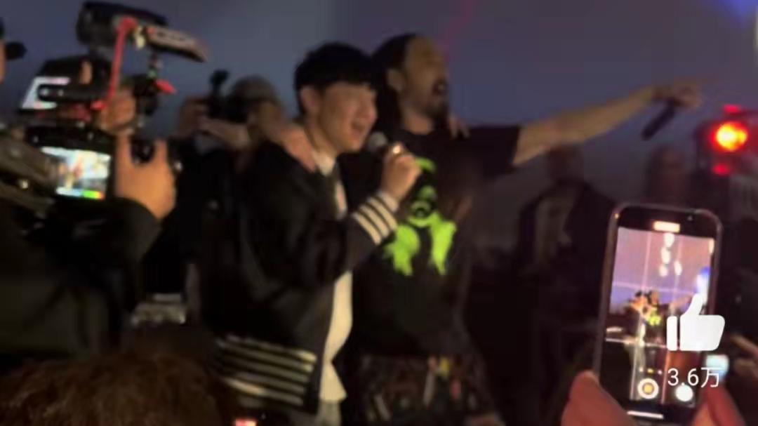 林俊杰|林俊杰确诊新冠！在美国不戴口罩公开表演，网友怒斥其自作自受