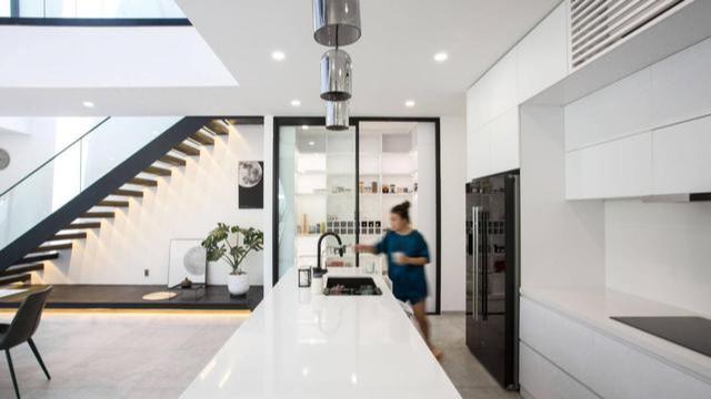 现在别墅装修流行极简风了！220㎡全屋大白墙，屋顶双露台看不腻