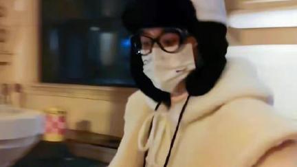 赵丽颖|赵丽颖现身机场，抱着玩偶好少女！新剧杀青晒照，涂红唇穿貂玩雪