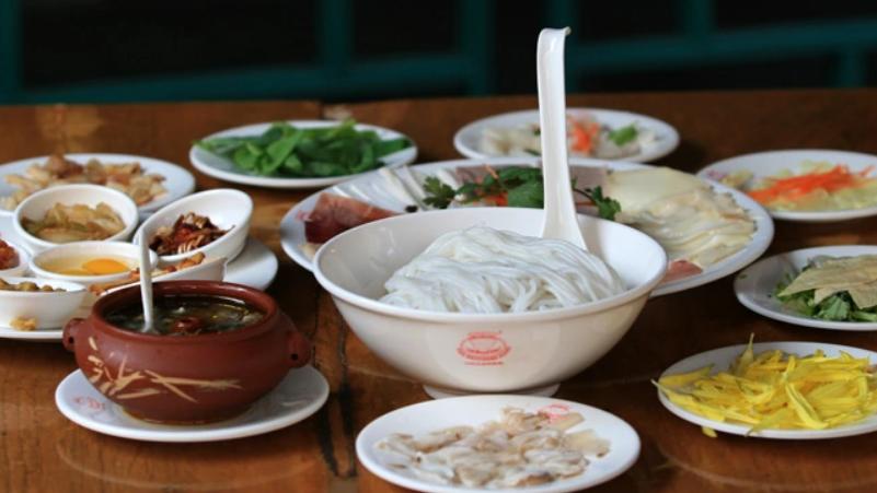 过桥米线|爽口滑嫩，配菜众多：云南过桥米线