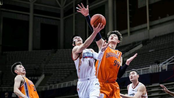 |后悔么？上海8千万中锋成软脚蟹 体能不足愁坏李春江 赛后公开道歉