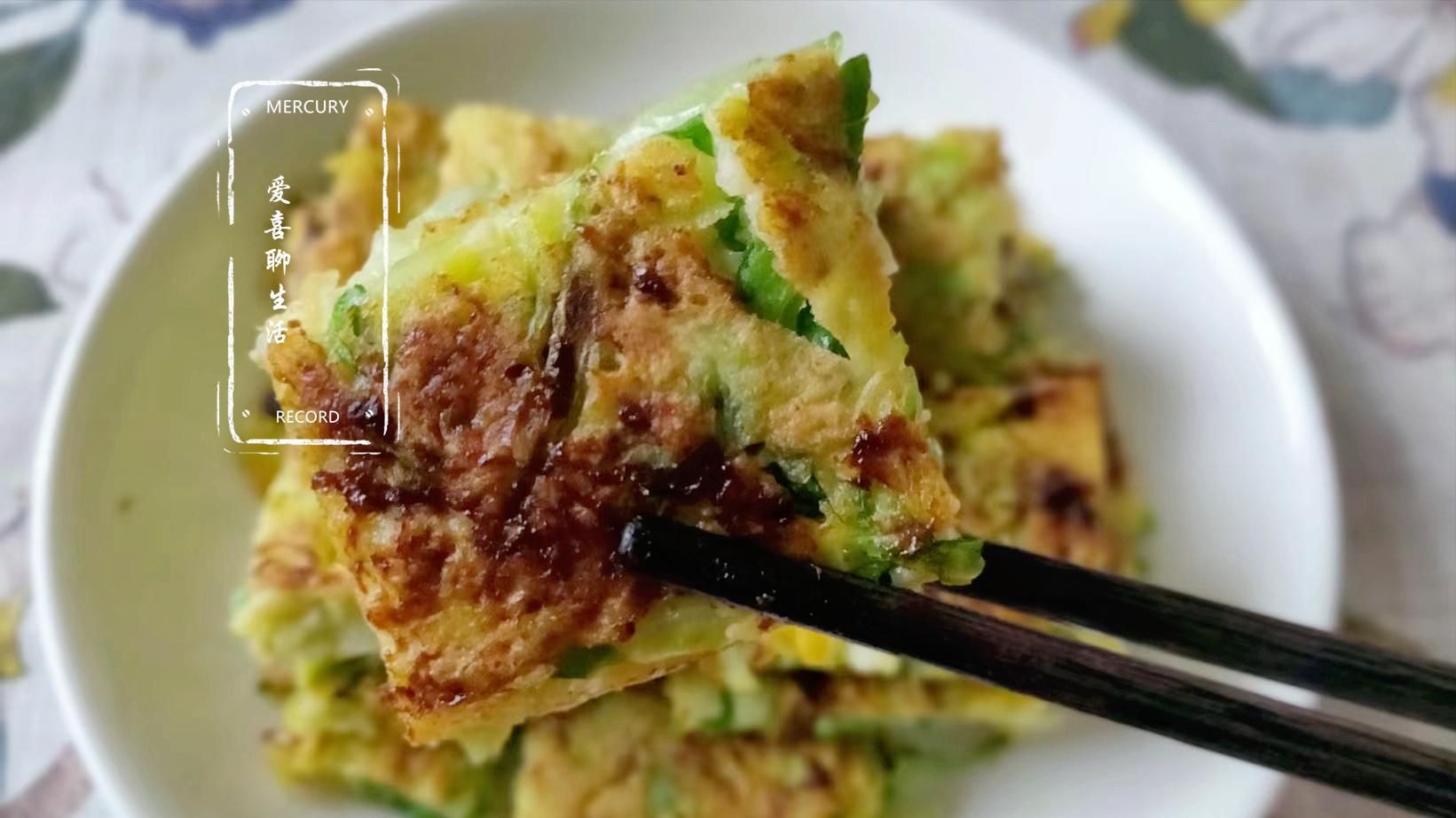 包菜|教你包菜从没吃过的做法，加几样搅匀锅中一煎，鲜香脆嫩简单好吃