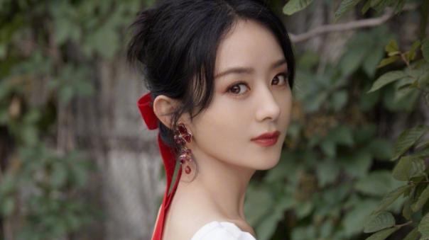 宋祖儿|赵丽颖穿白色太美了，一身小白裙配红色发带，又知性又甜美