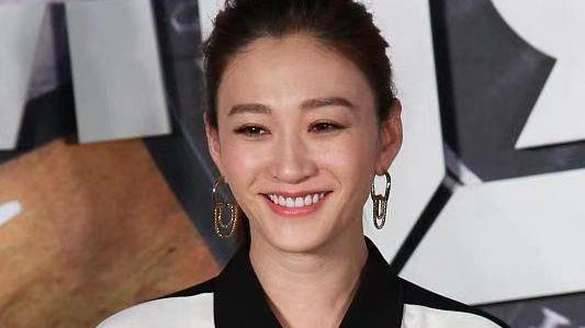 李小冉|李小冉终于遇对手，同框蒋雯丽气场弱一截，女企业家打扮也救不了