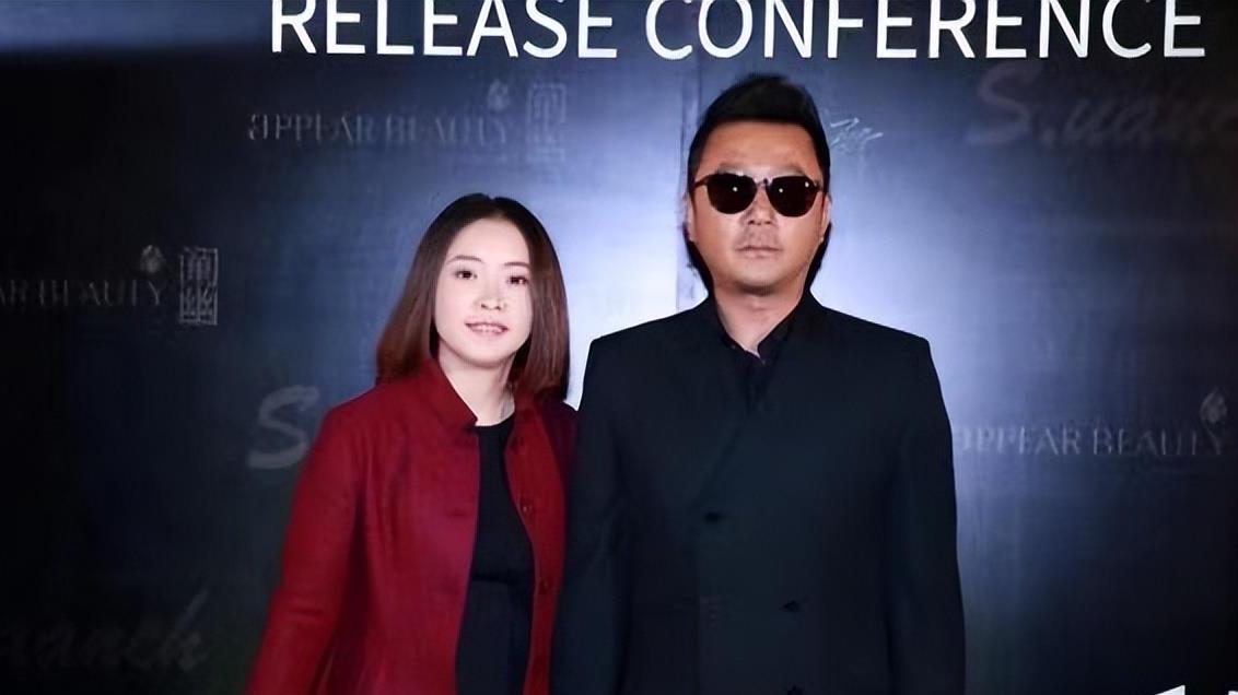 穿衣搭配|郭涛小16岁娇妻真气质，一身红色配红发，打扮高调气质却特别柔和