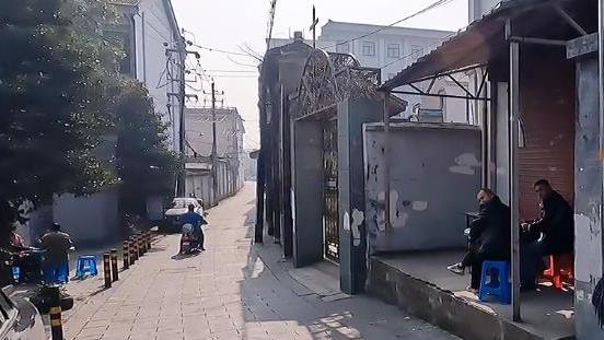 盖浇饭|扬州小伙子在路边点了一碗盖浇饭，结账时反复确认3遍，不敢买单