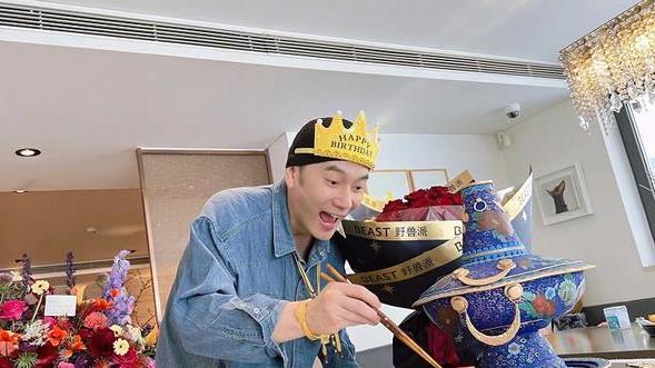 林依轮|林依轮：搞直播带货见好就收，52岁生日趴上变身土豪戴满了金首饰