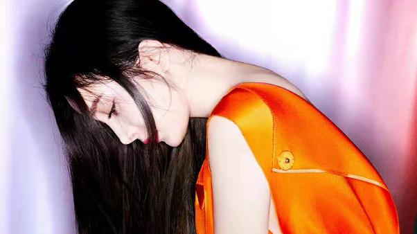 杨幂|杨幂最新大片曝光！穿金色亮片裙牛奶肌快白到发光，身材真是火辣