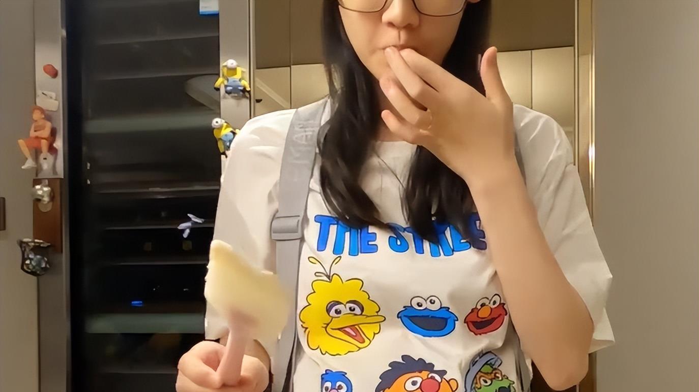 苗苗|郑恺老婆苗苗隔离生活太真实！抢菜抢到手抽筋，徒手抓饼吃太随意