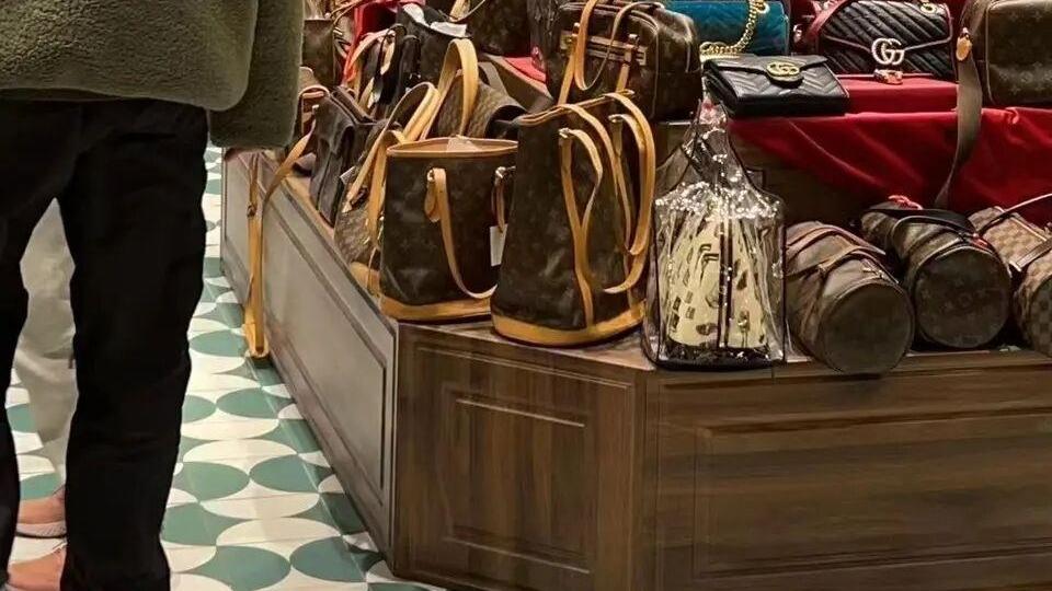 殷桃|殷桃逛奢侈品店被偶遇，素颜难掩精致五官，穿着朴素仍显火辣身材