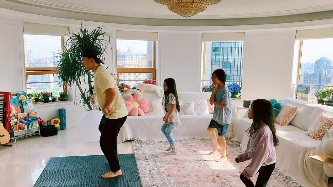 刘畊宏|刘畊宏豪宅内接受采访！门口摆一大堆鞋子，客厅巨大堪比健身房