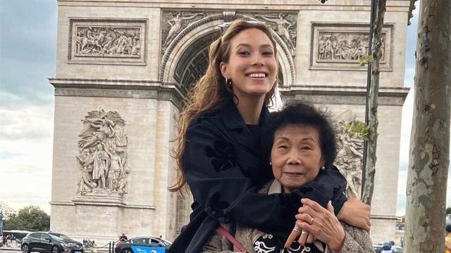 谷爱凌|谷爱凌带86岁姥姥法国度假，穿学生装自拍！姥姥一头黑发精神矍铄