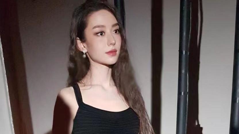 吉娜·爱丽丝 吉娜晒近照遭嘲讽，修图太过脸部僵硬，被质疑营销“蚂蚁腰”人设