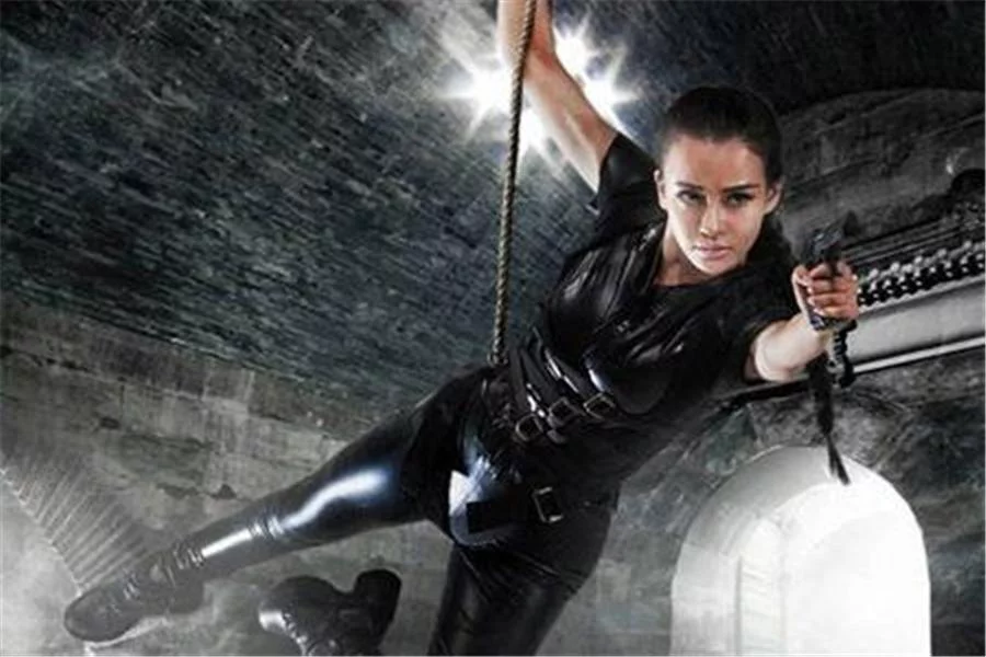 安妮·海瑟薇|她是瑜伽老师，曾受邀入圈演戏，被成龙相中后走红