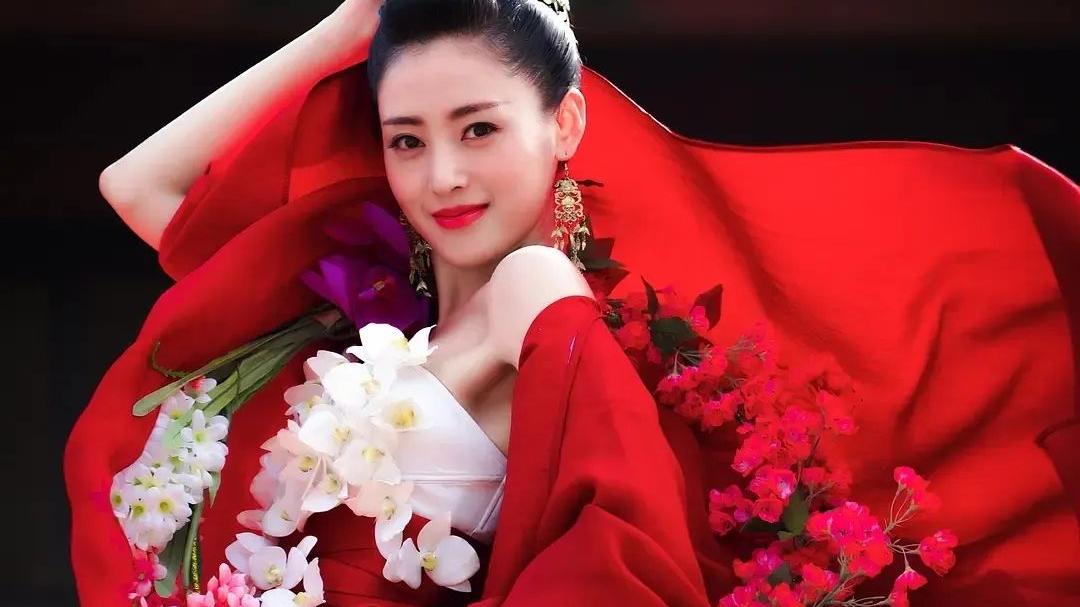 张天爱 排骨胸、吉娃娃、竹竿腿，内娱的畸形白幼瘦审美祸害了多少女明星