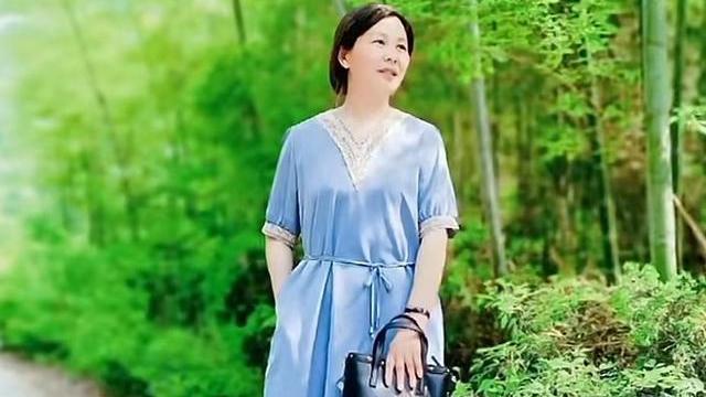 许敏|田静妹妹分享母亲时尚照片，田妈妈端庄长裙亮相，网友：最美外婆