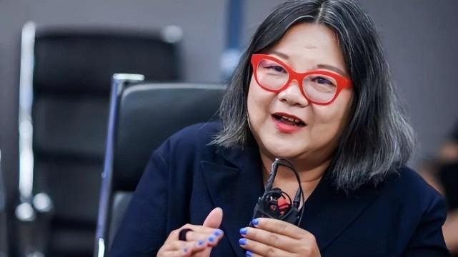 洪晃|著名作家洪晃替吴勇澄清后，删除相关文章！女方早已是美国国籍