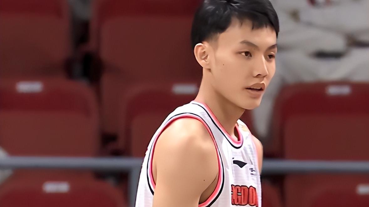 杜锋|杜锋真没说错！杨宏峰将比赛吹稀巴烂，两边不讨好，球迷看困了！