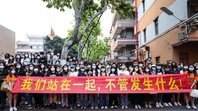 广东男篮|正式回归！广东重返东莞人气火爆，杜锋安抚球迷，标语太贴心