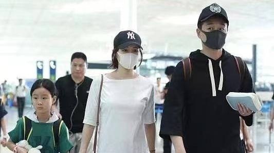 关悦|佟大为一家五口同框，关悦打扮洋气仨子女很朴素，他当甩手掌柜