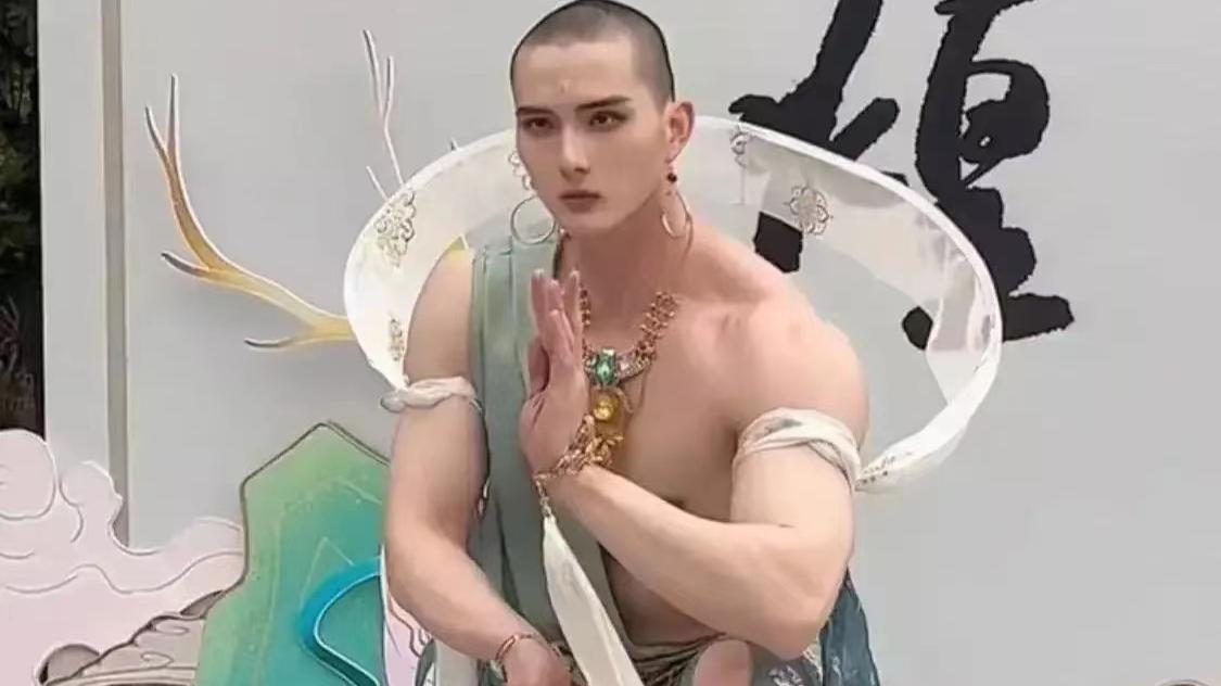 唐僧|近日一男子敦煌飞天造型走红网络，长相俊俏堪称现实版唐僧