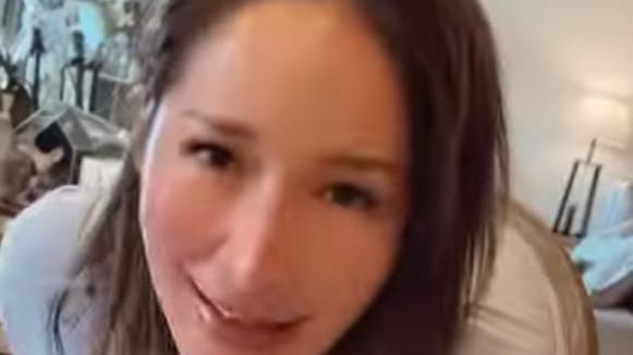 萧亚轩|萧亚轩素颜展示脸部伤疤，自信勇敢状态回春，放飞黄皓演唱新歌