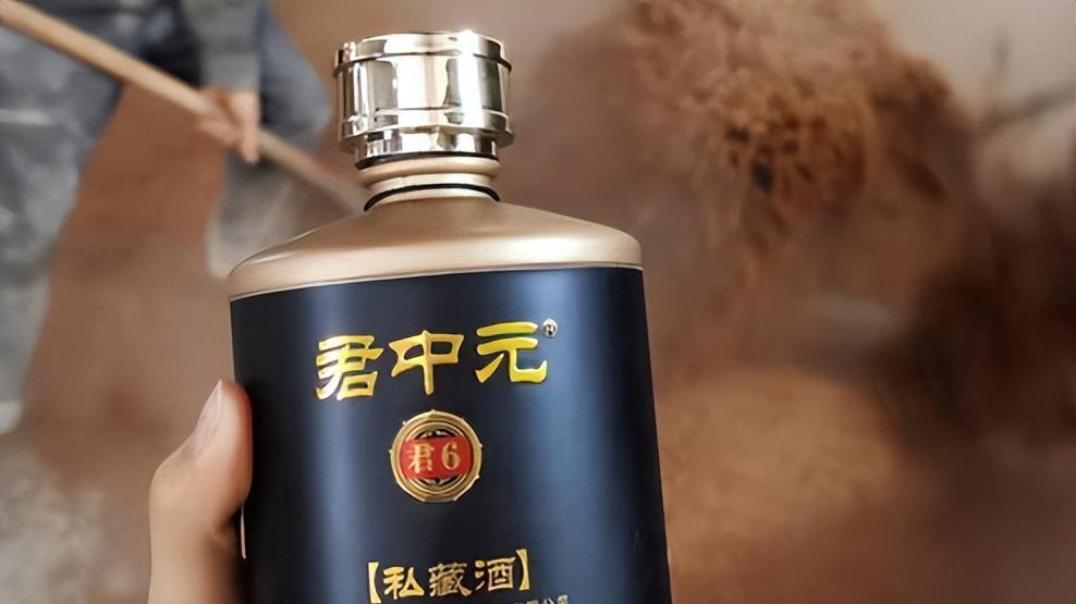 揭露2种经常上餐桌的“闹心”酒，全是添加剂勾兑的，白送都别要