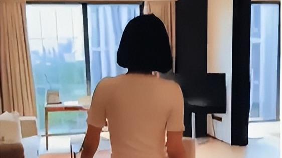 53岁许晴晒隔离日常，穿紧身衣腰肢纤细抢镜，家中装修精致面积大