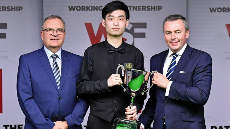 00后|赢了！中国19岁斯诺克小将手捧冠军奖杯，2大00后一夜同时崛起