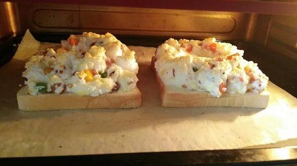 吐司|高颜值的早餐奶酪彩蔬烧云吐司，外酥里嫩松软可口，被治愈的一天