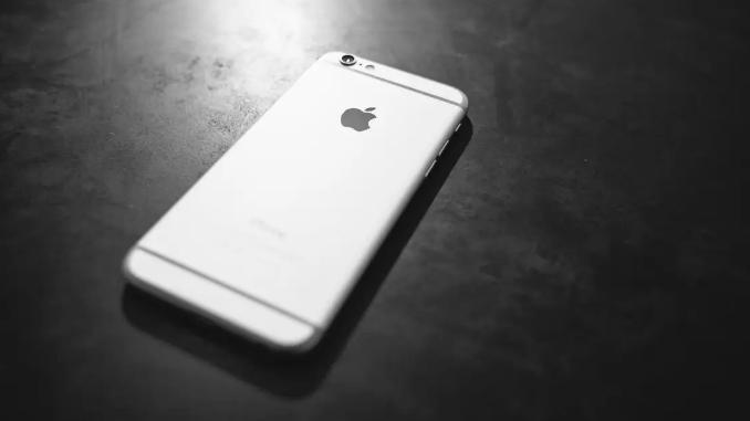 苹果|苹果Xs手感是不错的，中偏重度使用一天两充，轻度使用一天一充