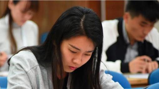 高校|又一“双一流”高校招聘辅导员，年薪不低于18万，还有“编制”拿