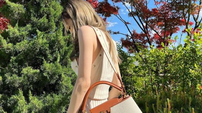 金泰妍|少女时代泰妍：穿侧开衩上衣，网友：辣眼