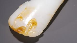 和田玉籽料|旧藏·和田玉籽料龙钩型原石雕