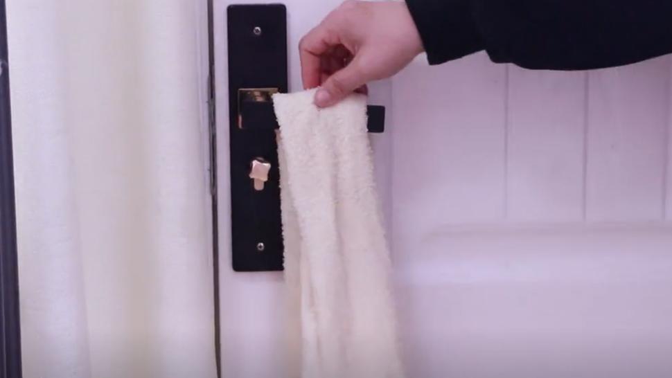 晚上睡觉前，记得在门把手挂一条毛巾，到底有啥好处？早学早受益
