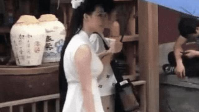 横店|有一种\尴尬\叫横店女群演的穿着，当看到侧面照：这都能演戏？