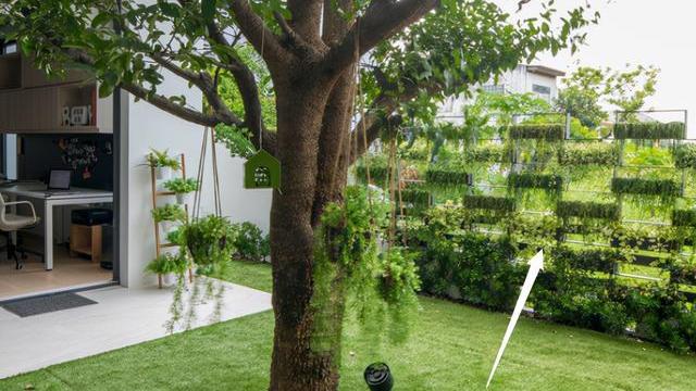 学这套别墅，阳台不封，围上一圈造型垂直花坛，不占1㎡花园就有了