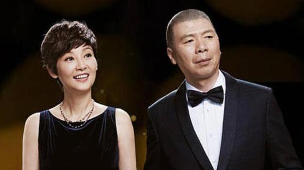 冯小刚|徐帆忘带证件，冯小刚当众大骂让她滚！连机场的路人都看呆了！