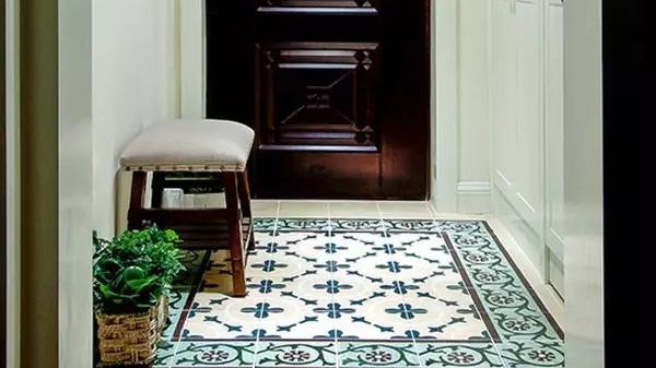 120平美式三居室墙面挂着中国画，阳光照到墙上，别有一番韵致