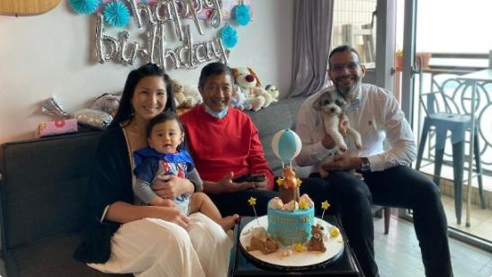 郑佩佩|郑佩佩前夫近照，穿红色卫衣为外孙庆生，同框女儿一家比女婿年轻