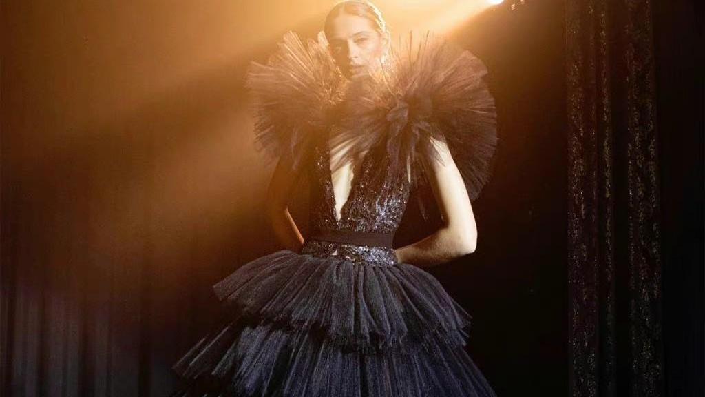 肖战|肖战红不逢时？孤身蹚过娱乐圈3级“雷区”，“天劫”后的美强惨