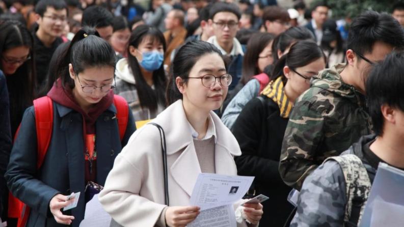 hr|“大专生就是傻”？公司hr对学生发表贬损言论，后续处理解气