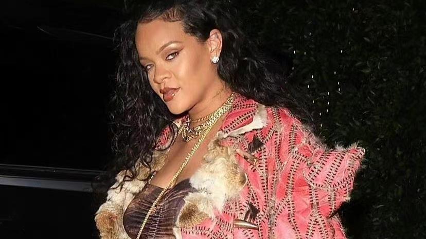 蕾哈娜|孕晚期的蕾哈娜给孩子买衣服，被网友的评论逗笑，疑孩子性别曝光