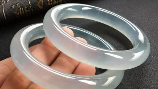 翡翠|并非越复杂的翡翠越贵，有种素面翡翠，料子和品质都很完美