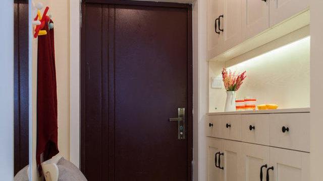 90平米的温馨小家装修好了，整体色调温馨舒适，入门就被玄关迷住