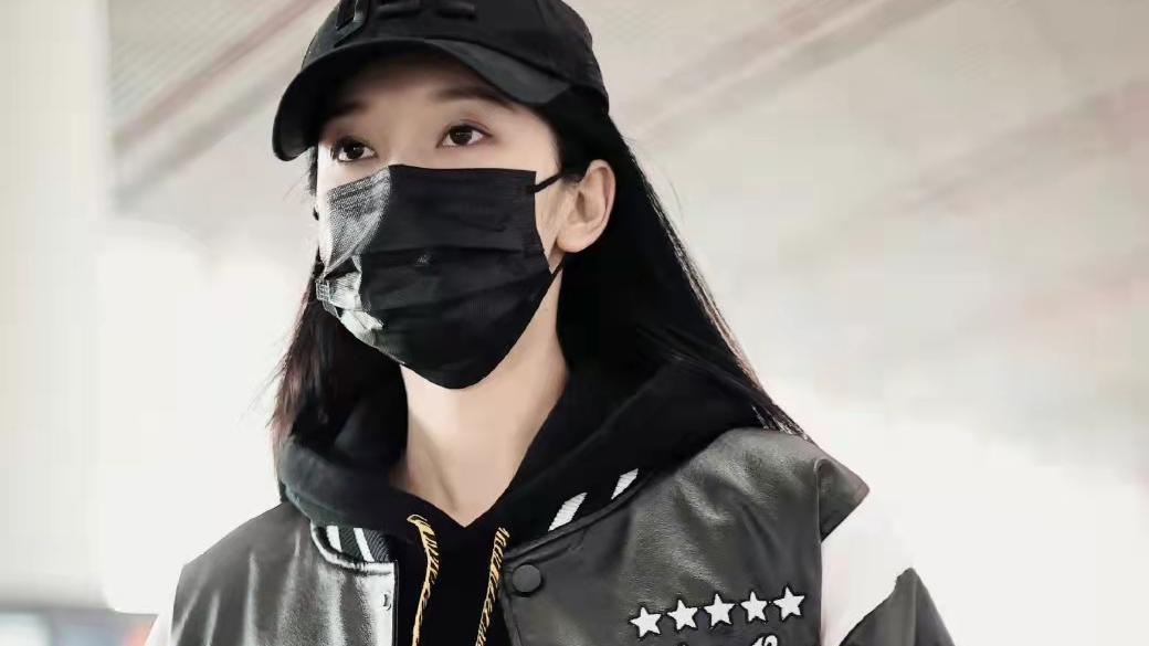 刘令姿美式高街机车外套叠穿黑色帽衫和黑色长裤，简洁大方又帅气